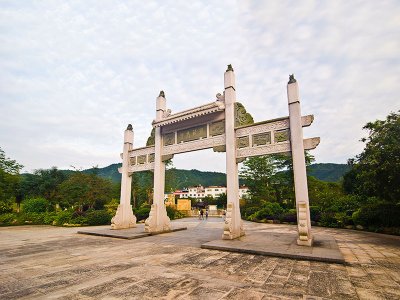 浮云雕花石牌坊